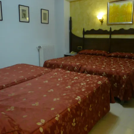 Reyes Catolicos Hotel *