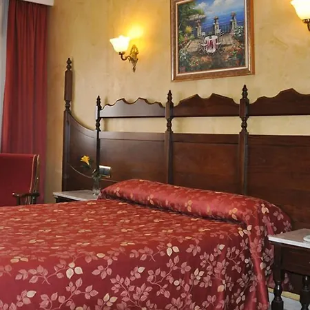 Reyes Catolicos Hotel *