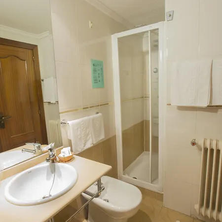 Reyes Catolicos Hotel *