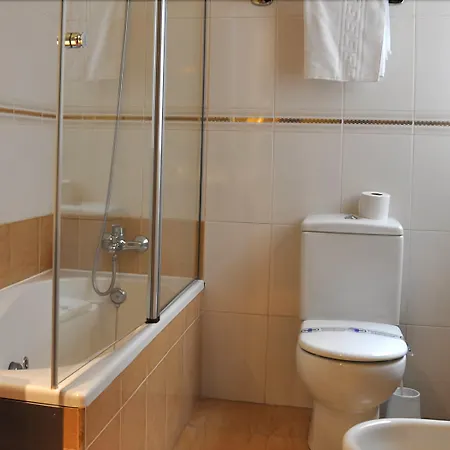 Reyes Catolicos Hotel