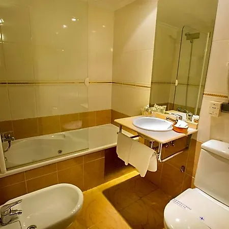 Reyes Catolicos Hotel
