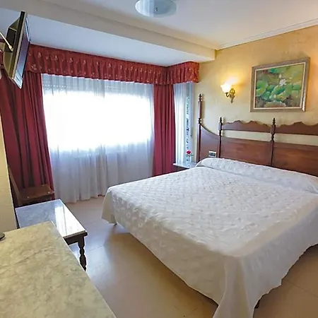 Reyes Catolicos Hotel *