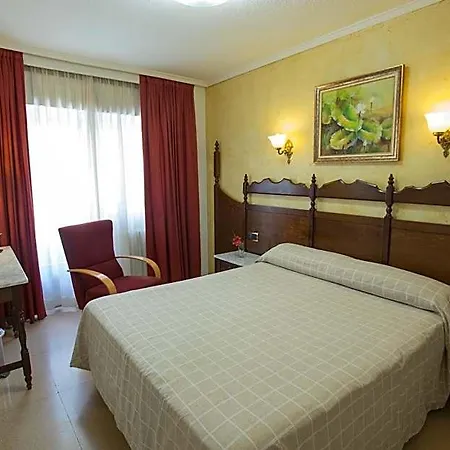 Reyes Catolicos Hotel *