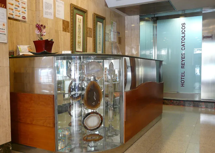 雷耶斯卡托里克斯酒店 *