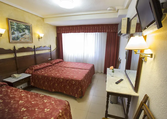 雷耶斯卡托里克斯酒店 *