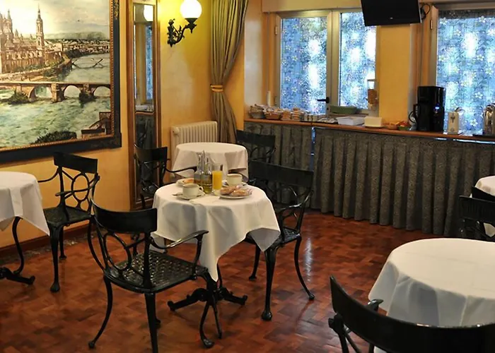 雷耶斯卡托里克斯酒店 *