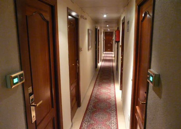 雷耶斯卡托里克斯酒店 * 萨拉曼卡