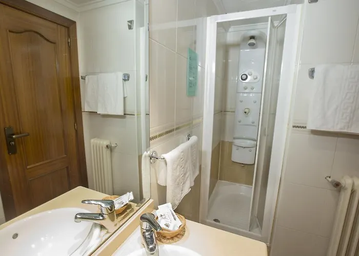 雷耶斯卡托里克斯酒店 酒店 萨拉曼卡